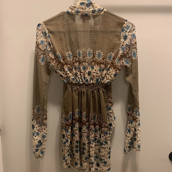 Definitely boho vibes.  Sheer long-sleeved top w/ elastic waist and tie at neck. - Picture 4 of 6